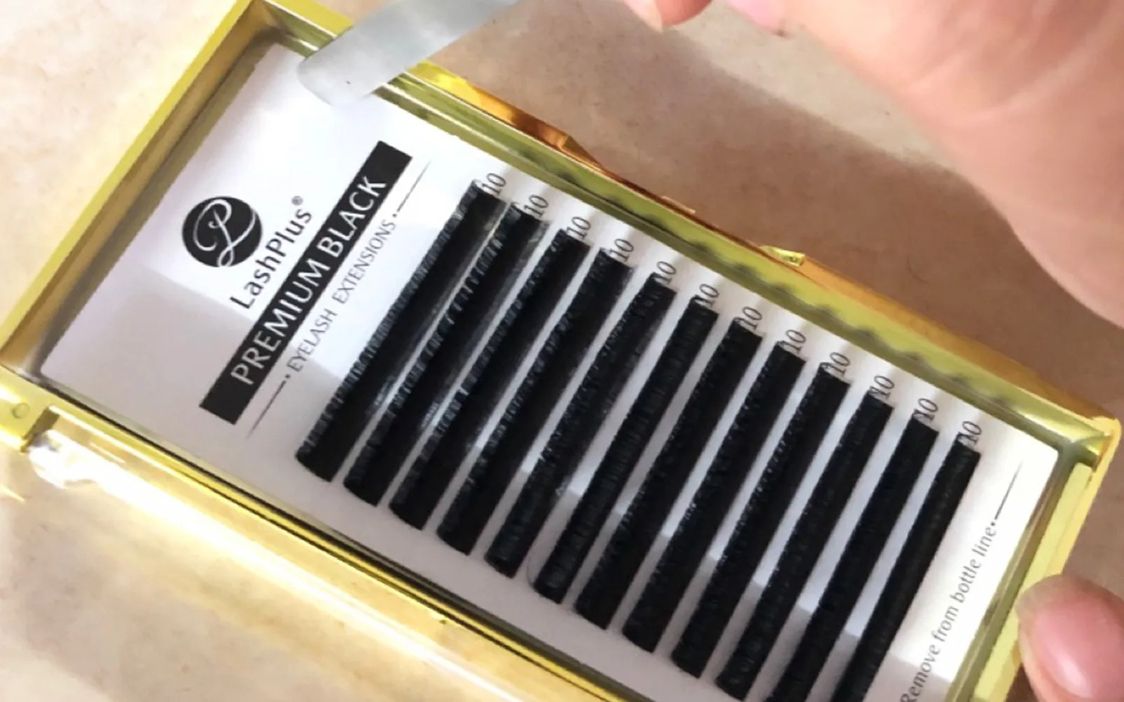 Control de calidad bandeja por bandeja en la fábrica LashPlus