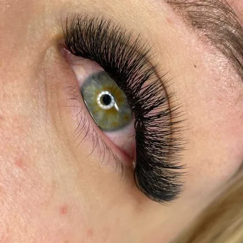 Wimpernstil Doll Eye / offenes Auge — fertige Anwendung, Kundinnenfoto