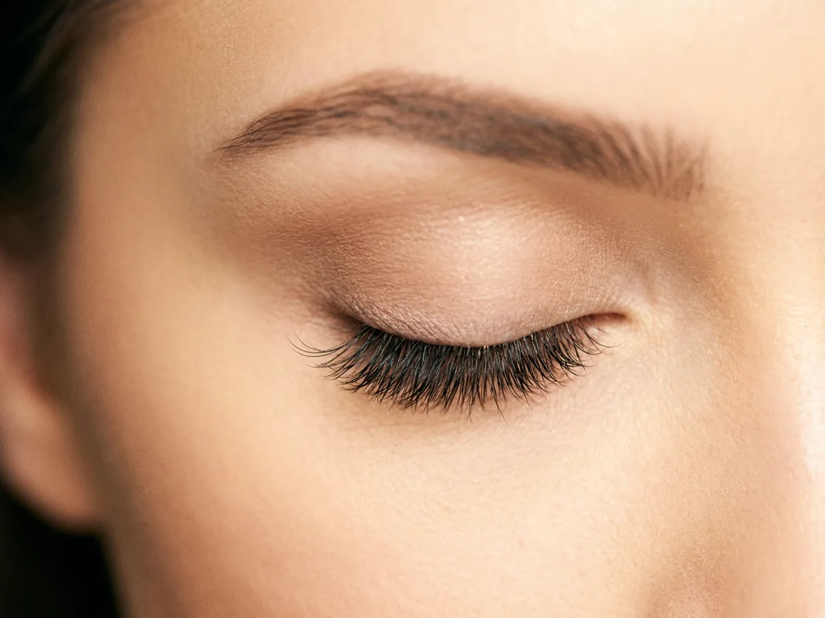 Natural lash style — applied volume set, closed-lid macro